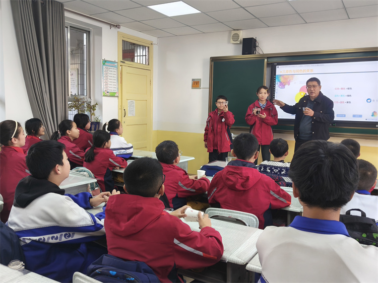 甘肅省核地質(zhì)二一二大隊(duì)子弟學(xué)校科普知識講座3.jpg